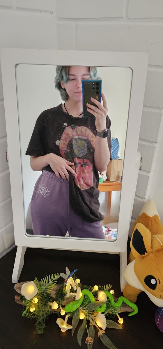 crimsonxcritter's tweet image. wearing the cosmic vibes pants because you know i'm your universe 😘