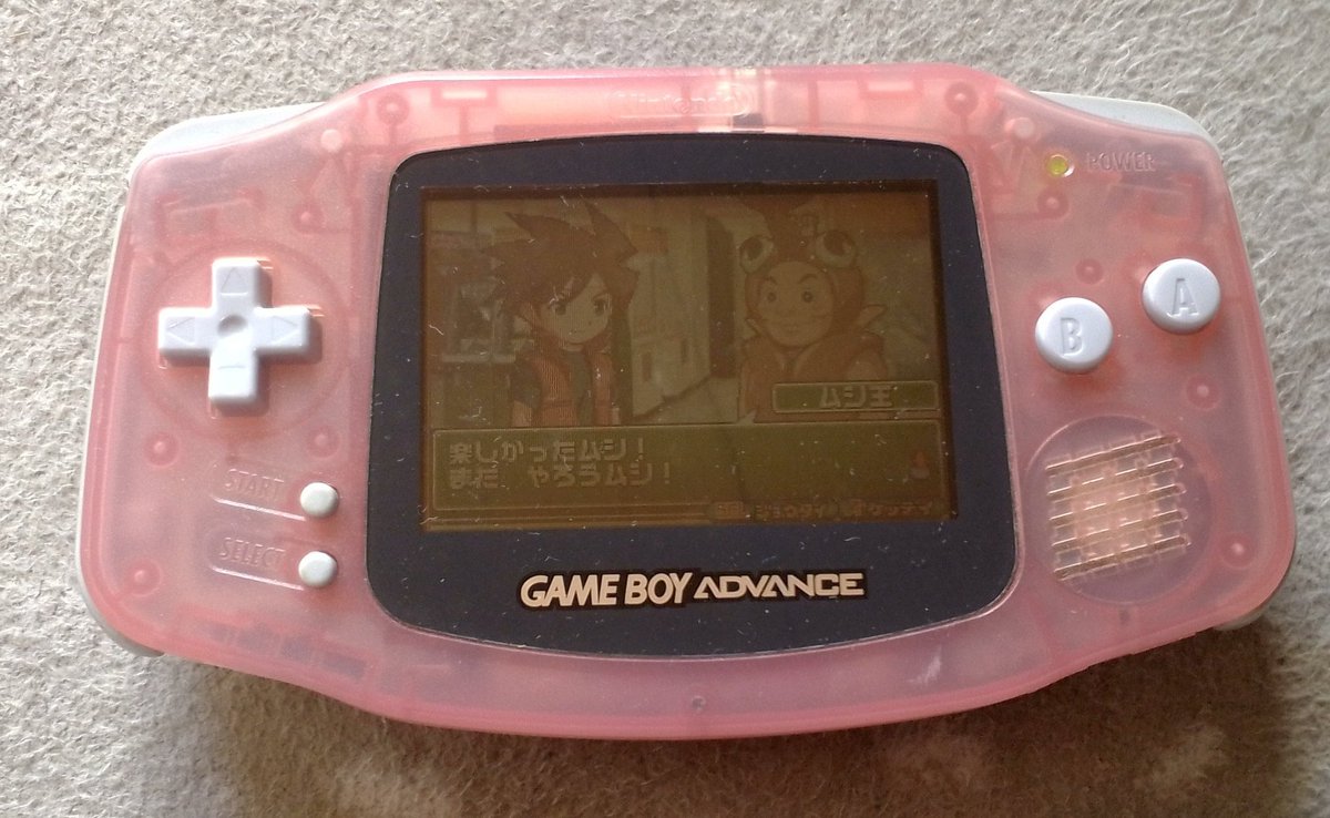 ghhNCtCpZMUyHP0's tweet photo. 先程「ゲームボーイアドバンス」がトレンドになっていたので、初代「GAMEBOY ADVANCE」の実機で起動するムシキングを…
初代はバックライトが搭載されていないので日中の太陽光だと周囲の光が強すぎて色が薄くなり撮影しにくいですね😅
#GBA
#ゲームボーイアドバンス
#GAMEBOY_ADVANCE
#レトロゲーム https://t.co/KLKRgoZFPh
