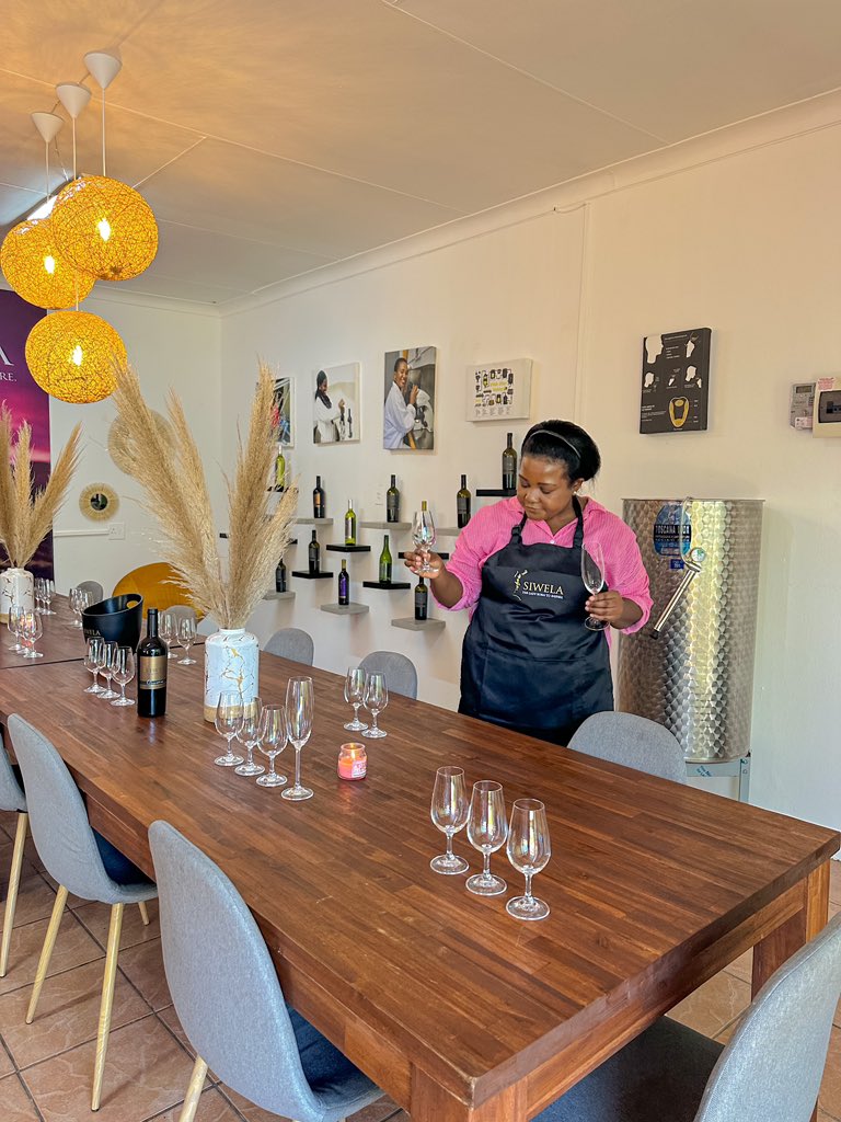 Siwela_Masoga's tweet photo. Discover your next favorite bottle of wine at our cozy tasting room in Harties, just 45 45-minute drive from JHB and Pretoria. Our friendly and knowledgeable staff will guide you through a tasting of our diverse selection of wines. https://t.co/gedTYF5lKe