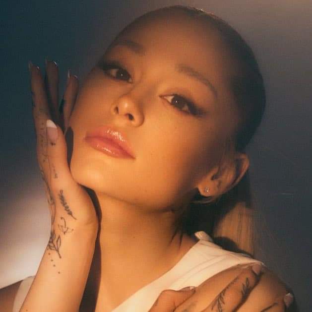 latinoarianag's tweet photo. ARIANA GRANDE SABE QUE ES LA POPSTAR MAS GRANDE DE ESTE ÚLTIMA GENERACIÓN! SABEN QUE HIZO? "yes, and?"  interpola al legendario "Vogue" de Madonna.
Ari es consciente de que puede poner a la moda el genero musical que a ella le de la gana! ES TU MOMENTO REINA MADRE! 💋👑 https://t.co/RdNSkvden9