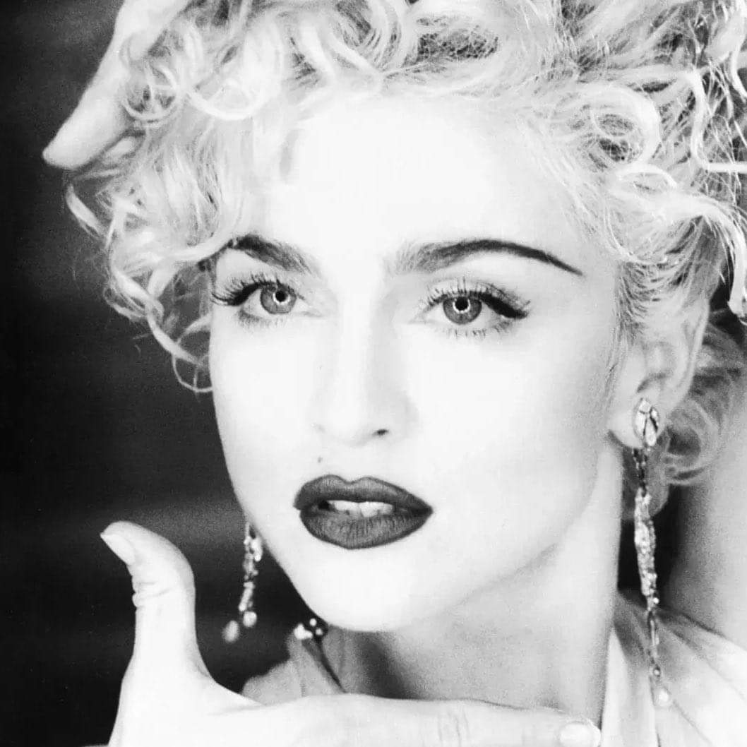 latinoarianag's tweet photo. ARIANA GRANDE SABE QUE ES LA POPSTAR MAS GRANDE DE ESTE ÚLTIMA GENERACIÓN! SABEN QUE HIZO? "yes, and?"  interpola al legendario "Vogue" de Madonna.
Ari es consciente de que puede poner a la moda el genero musical que a ella le de la gana! ES TU MOMENTO REINA MADRE! 💋👑 https://t.co/RdNSkvden9