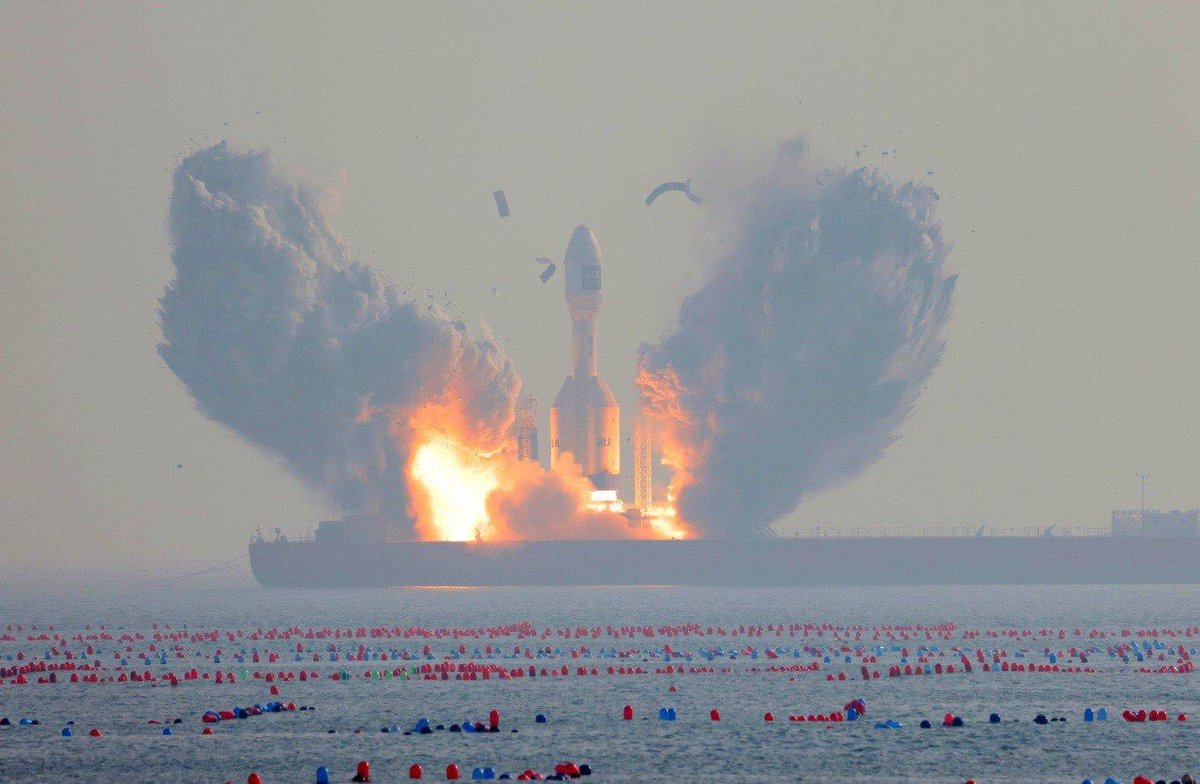AsaYumba's tweet photo. 🇨🇳🚀 La #Chine lance 1 puissante #fusée d 30m d haut dans l'est du pays. La fusée aurait décollé depuis un navire de service de lancement au large de Haiyang, ds la prov. du #Shandong, transportant 3 #satellite de télédétection sur une #orbite d’environ 500 km au-dessus du sol https://t.co/xia6UeLQvg