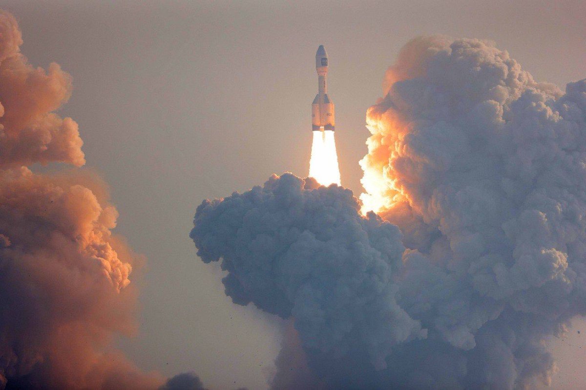 AsaYumba's tweet photo. 🇨🇳🚀 La #Chine lance 1 puissante #fusée d 30m d haut dans l'est du pays. La fusée aurait décollé depuis un navire de service de lancement au large de Haiyang, ds la prov. du #Shandong, transportant 3 #satellite de télédétection sur une #orbite d’environ 500 km au-dessus du sol https://t.co/xia6UeLQvg