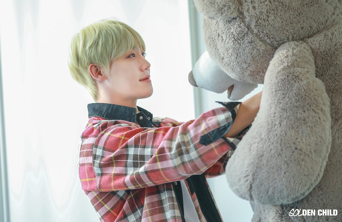 KPOPFAVE_'s tweet image. "I want #LEEMIJOO and #AB6IX to guest on @weeklyidol_ !", "I'm not like anybody else, meaning I'm no ordinary! Trust me, I'll work my hardest as a new #WeeklyIdol emcee. Love you all!", @GoldenChild's #LEEJANGJUN. 😎 Stay tuned, Goldnness! #GoldenChild #골든차일드 #이장준 #주간아