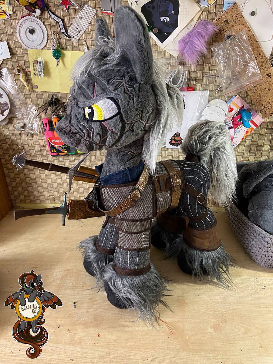 essorille's tweet photo. Zebralt! X) The scabbards are detachable, the swords pull out.
Eyes, scars and veins glow in the dark.
 #mlp #plushie #crossover https://t.co/6bkqixXwkc