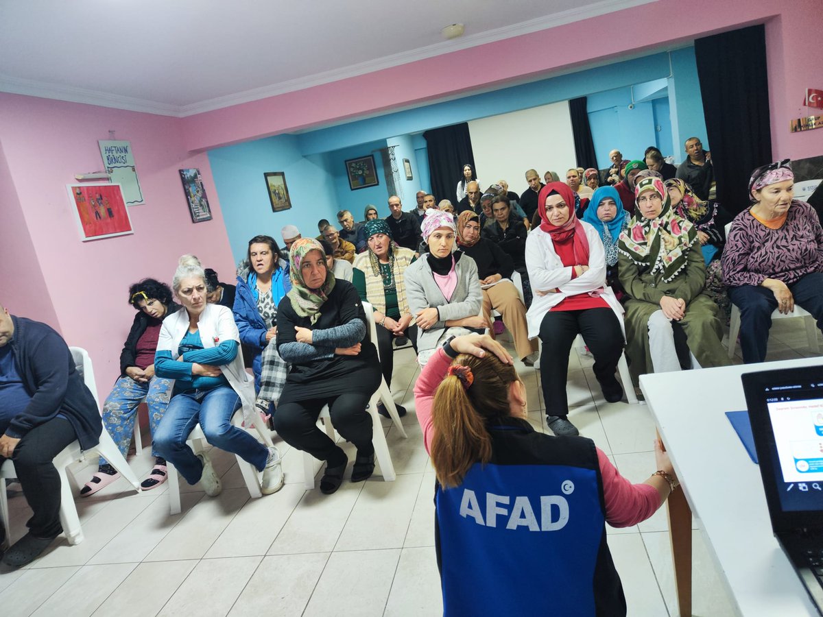 bursaafad's tweet photo. Bursa AFAD İl Müdürlüğümüzce Kamu ve özel kurum kuruluş personeli, sivil toplum kuruluşları, AFAD gönüllüleri ve vatandaşlarımıza yönelik eğitim ve tatbikatlar aralıksız devam ediyor. @BursaValiligi @AFADBaskanlik https://t.co/J9pDYSuGIq