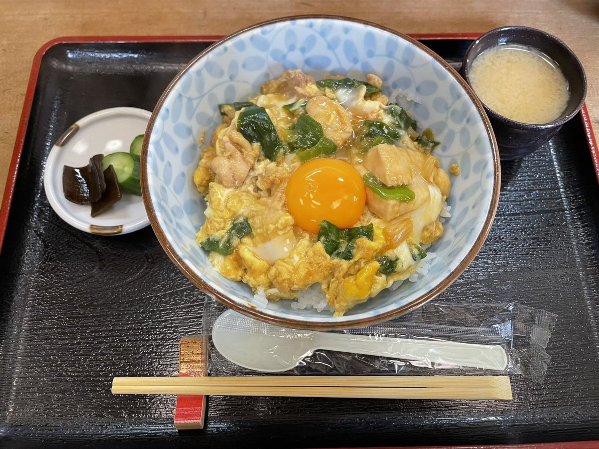 coitsu's tweet photo. ランチは親子丼♪
お昼のメニューは親子丼のみ
とり新で(╹◡╹)
昨日からたまごだらけだな
#京都
#とり新
#親子丼
#kyoto
#torishin
#oyakodon https://t.co/iP0oN3rZ4L
