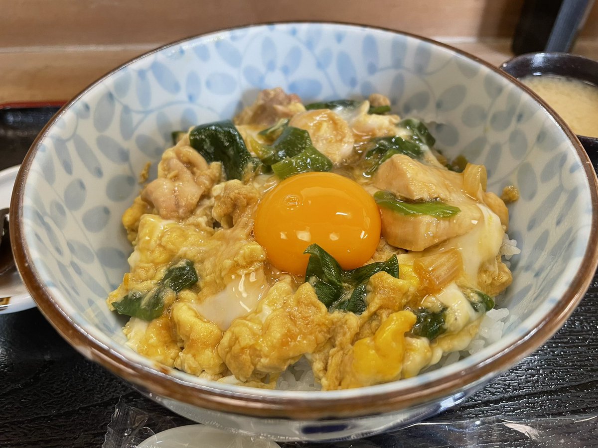 coitsu's tweet photo. ランチは親子丼♪
お昼のメニューは親子丼のみ
とり新で(╹◡╹)
昨日からたまごだらけだな
#京都
#とり新
#親子丼
#kyoto
#torishin
#oyakodon https://t.co/iP0oN3rZ4L