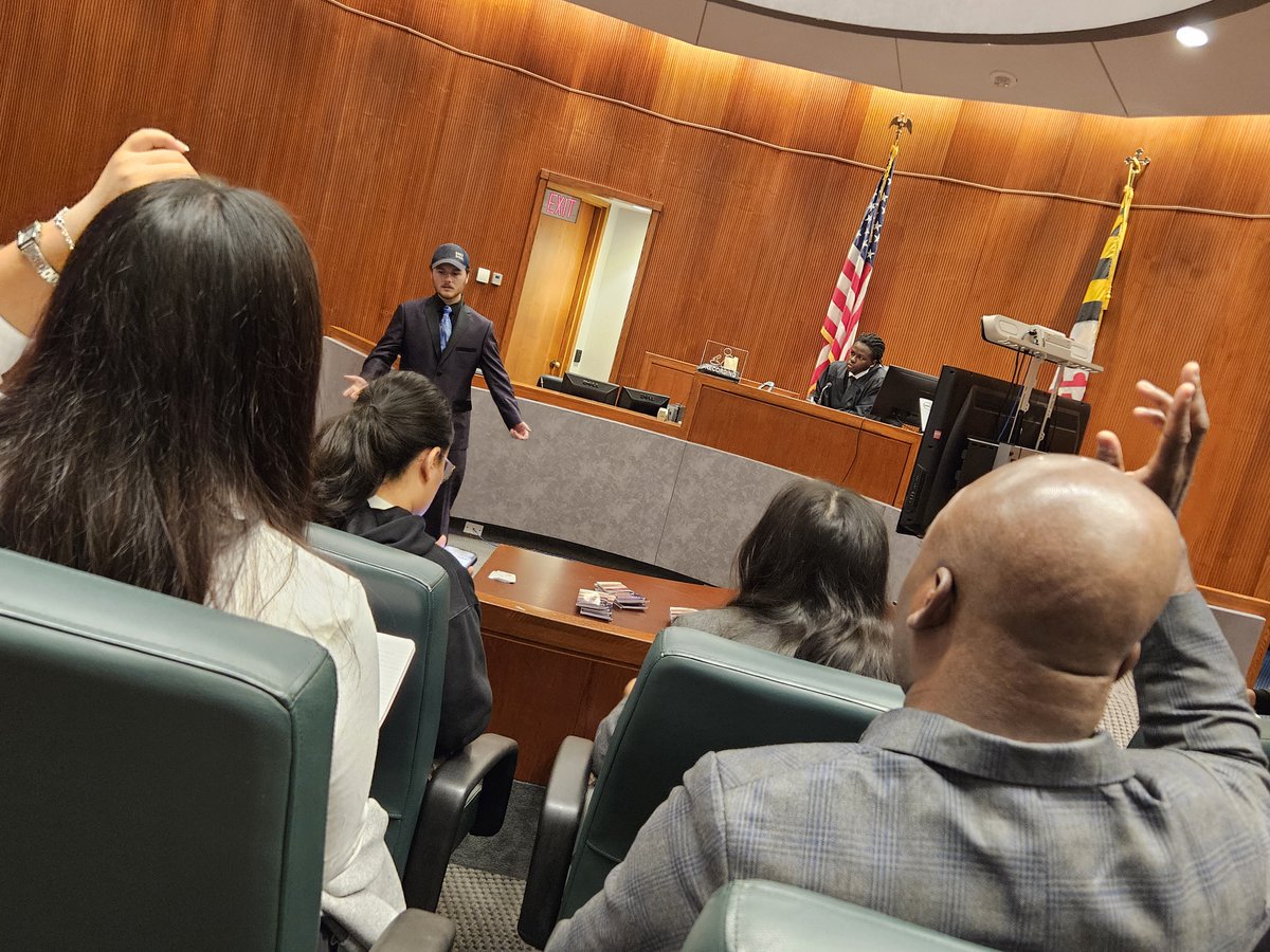 LowerthebarPols's tweet photo. Looks like the @montgomerycoll Supreme Court is considering a difficult search &amp; seizure case during a Mock. The student justices both listened &amp; actively questioned the defense presentation in court. https://t.co/b4V5UNim0D