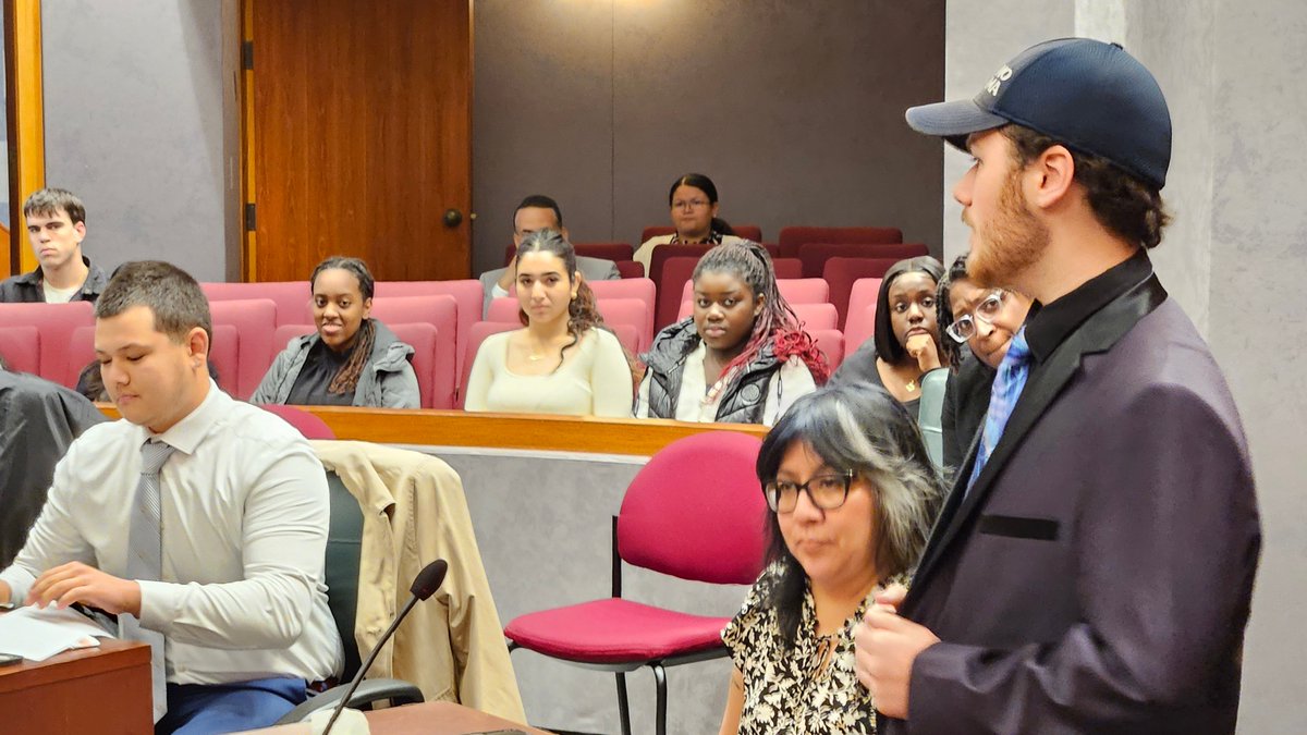 LowerthebarPols's tweet photo. Looks like the @montgomerycoll Supreme Court is considering a difficult search &amp; seizure case during a Mock. The student justices both listened &amp; actively questioned the defense presentation in court. https://t.co/b4V5UNim0D