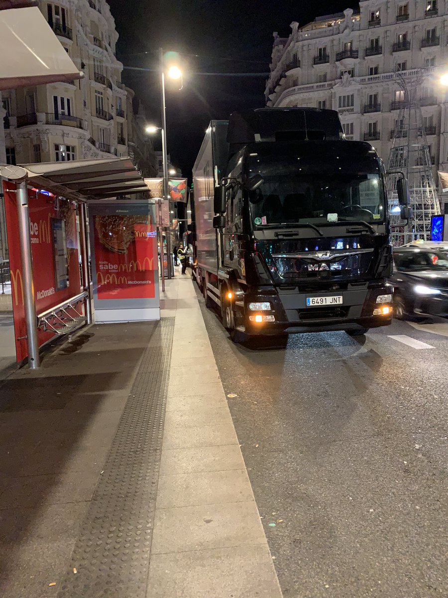 Donde está <a href="/policiademadrid/">Policía Municipal de Madrid</a> ? Los camiones en plena gran vía imposibilitando a los pasajeros subir o bajar de los autobuses 🤬