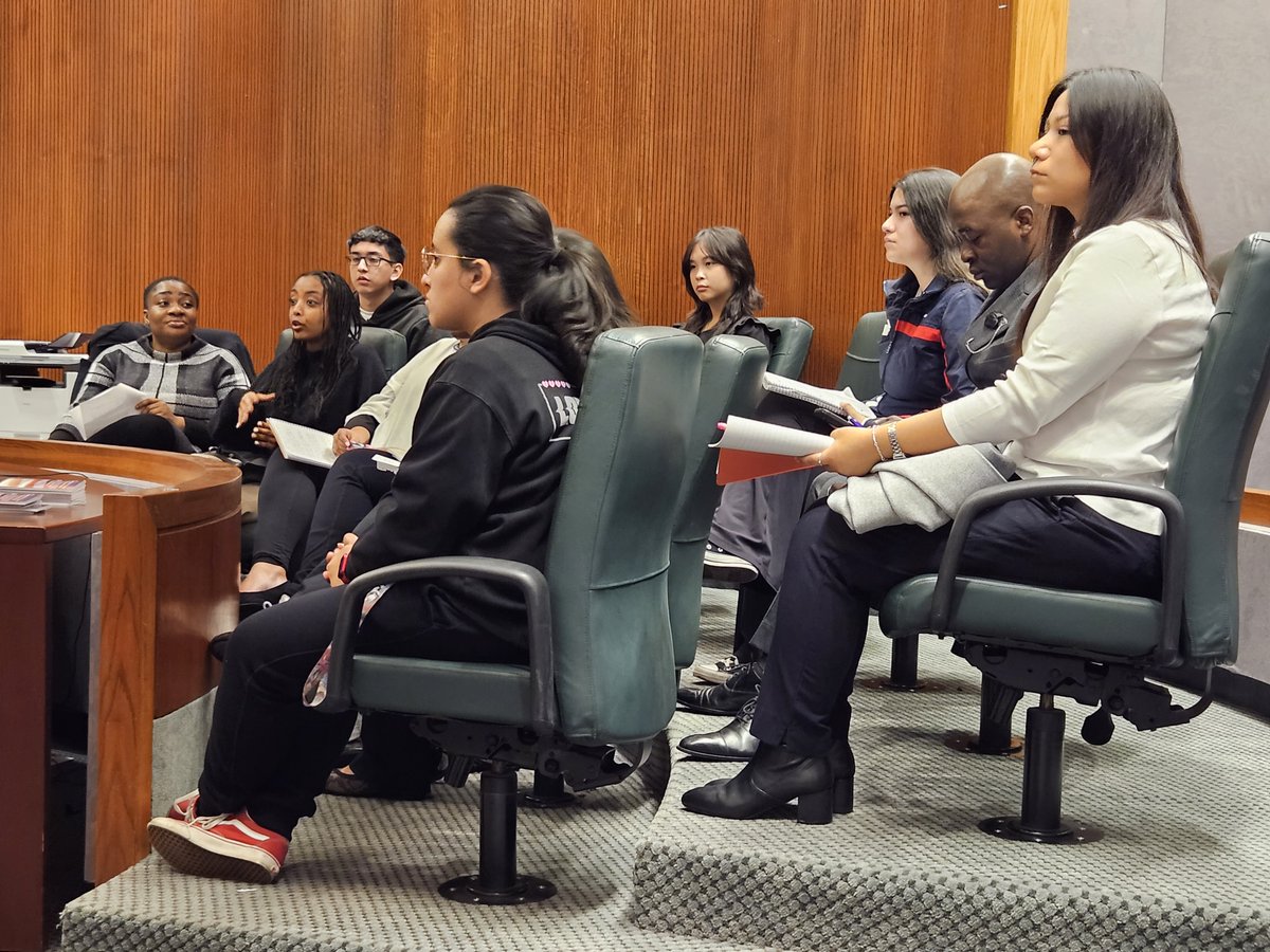 LowerthebarPols's tweet photo. The @montgomerycoll Supreme Court also posed questions to the prosecutors in this search &amp; seizure case. Students prepared for the respective roles by studying case briefs &amp; also by listening to actual Supreme Court oral arguments. https://t.co/jnhNupPKK8