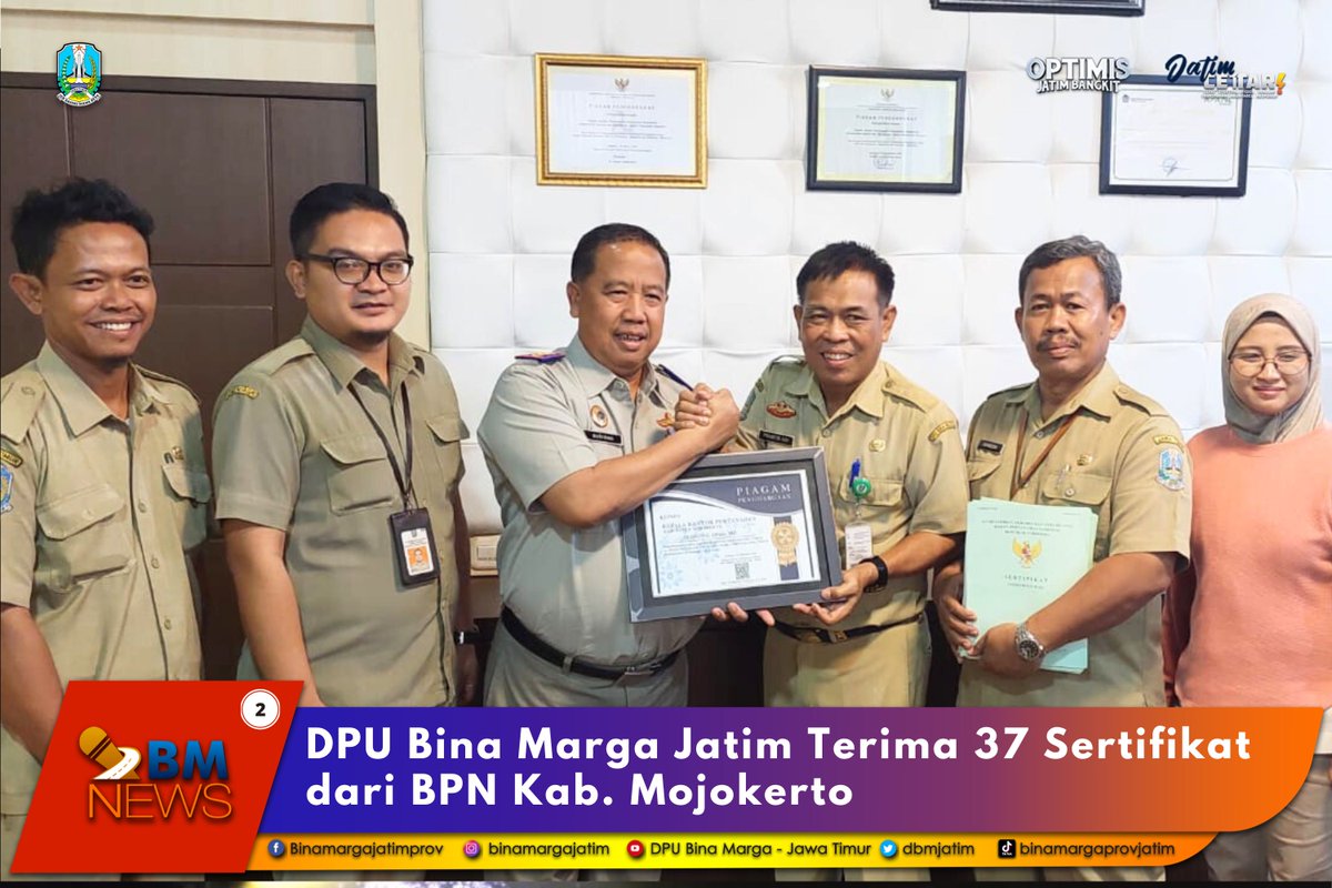 dbmjatim's tweet photo. #sobatbima ,

UPT PJJ Mojokerto Dinas PU Bina Marga Jatim @dbmjatim  memulai kegiatan awal tahun 2024 dengan positif. Hal ini seiring diserahterimakannya sebanyak 37 sertifikat penggunaan tanah dan jalan provinsi dari Badan Pertanahan Nasional (BPN) Kabupaten Mojokerto. https://t.co/lNdjXBRAgL