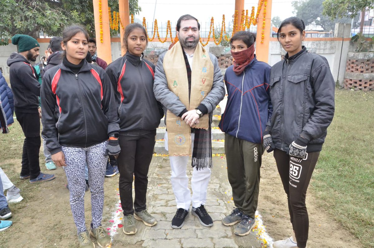 SatishSharmaBBK's tweet photo. हिन्दू संस्कृति की आभा को सम्पूर्ण विश्व में प्रसारित करने वाले अद्वितीय आध्यात्मिक गुरु, असंख्य युवाओं के प्रेरणाश्रोत स्वामी विवेकानन्द जी की जयन्ती पर उन्हें कोटिशः नमन एवं सभी प्रदेश एवं देश के युवा साथियों को राष्ट्रीय युवा दिवस की हार्दिक बधाई।

नगर पंचायत रामसनेहीघाट के मिनी स्टेडियम में ABVP एवं BJP कार्यकर्ताओं के साथ स्वामी विवेकानन्द जी की प्रतिमा पर माल्यार्पण कर नमन किया।