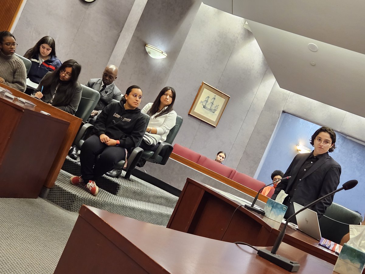 LowerthebarPols's tweet photo. The @montgomerycoll Supreme Court also posed questions to the prosecutors in this search &amp; seizure case. Students prepared for the respective roles by studying case briefs &amp; also by listening to actual Supreme Court oral arguments. https://t.co/jnhNupPKK8