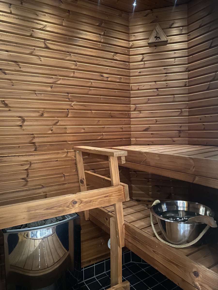 Yuji_KABA's tweet photo. フィンランドでもラップランド=北極圏のサーリセルカで宿泊してるホテルは、各部屋にサウナあり！
'ロウリュ' って、フィンランド語で'蒸気' って意味なんだ〜とか調べながら、1人好き放題のサウナ満喫中
#サウナ 
#santashoteltunturi https://t.co/yDQoxHuT5P
