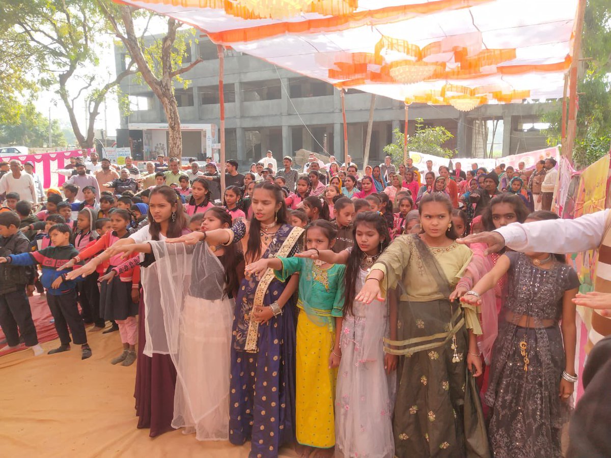 તા.૧૧/૦૧/૨૪ ના રોજ મોડાસાના #ડુગરવાડા ગામે #વિકસિતભારતસંકલ્પયાત્રા યોજાઇ.
માન.સંયુક્ત સચિવ સા.શ્રી,તબીબી શિક્ષણ આરોગ્ય અને પરીવાર કલ્યાણ વિભાગ દિલ્હી દ્વારા આરોગ્ય કાર્યક્રમો વિશે માર્ગદર્શન આપ્યું. 

માન સાહેબશ્રી દ્વારા મેડિકલ ટીમ અને IEC સ્ટોલની મુલાકાત લઈ લોકસંવાદ   કર્યો.