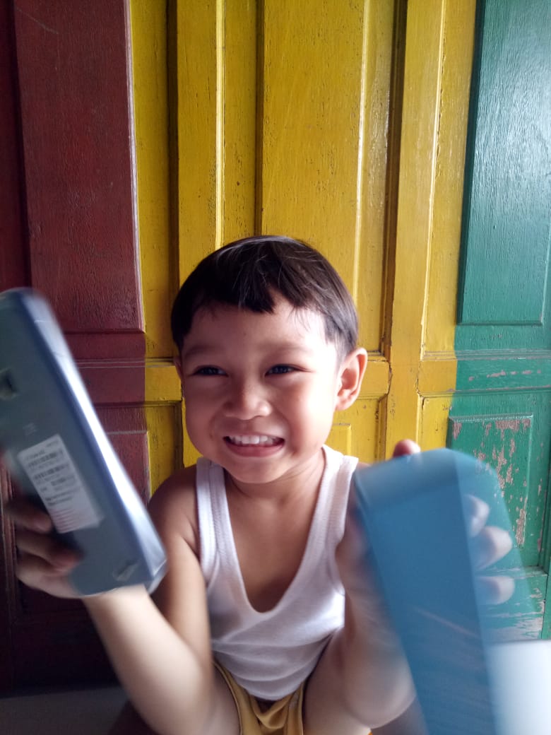 Lamonosi's tweet photo. Alhamdulillah, Klepon maniss sudah mendarat dengan aman ndan. @Kita_AMLTF @AMLers_ 

Akhirnya HP istri yg layarnya kurang normal dapat ganti yg lebih baik,semoga bisa lebih bermanfaat untuk jualan online lagi..

Terima kasih banyak komandan.🤲 https://t.co/b76U4Jvus1