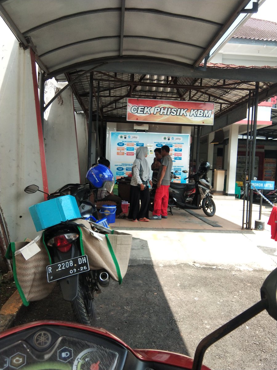 singamriehusen's tweet photo. Mantap... Jam segini udah ga melayani check phisik KBM #dispenda #jawatengah #samsat #purwokerto #pelayananpublik https://t.co/AxPc5BMajT