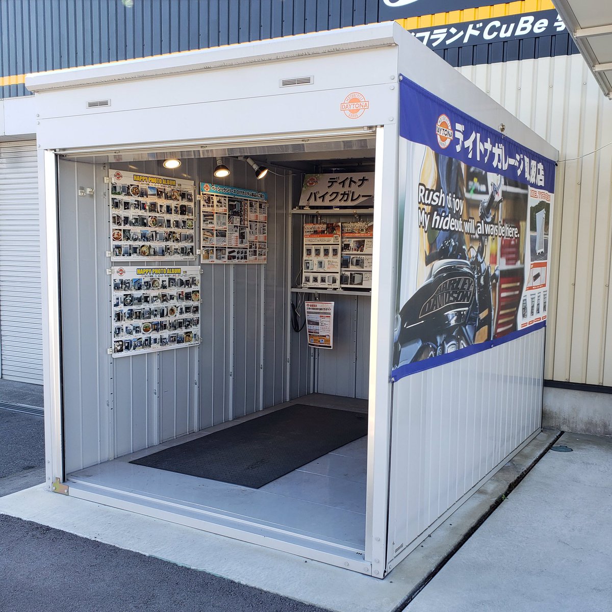 ricolandcubeutu's tweet photo. 店舗駐車場側に展示設置中のデイトナガレージですが、今日・明日・明後日の３日間限定で、通常販売本体価格￥505,560の所→￥370,000(税込)で販売致します‼️幅2210×奥3050×高2370
※配送料・設置費用は別途かかります。
ラスト①の為、早い者勝ち‼️
#DAYTONAｶﾞﾚｰｼﾞ #ﾗｲｺﾗﾝﾄﾞcube宇都宮 https://t.co/KkmAdnLWQT