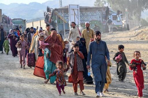 Asalkhabrain's tweet photo. وطن واپسی کی مسلسل کوششوں میں، کل 465,614 افغان شہری، جو پاکستان میں غیر قانونی طور پر مقیم تھے، 11 جنوری 2024 تک رضاکارانہ طور پر اپنے وطن واپس آ چکے ہیں۔ #RepatriationEfforts #AfghanReturnees #Immigration https://t.co/ZpAJTWZ4Zp