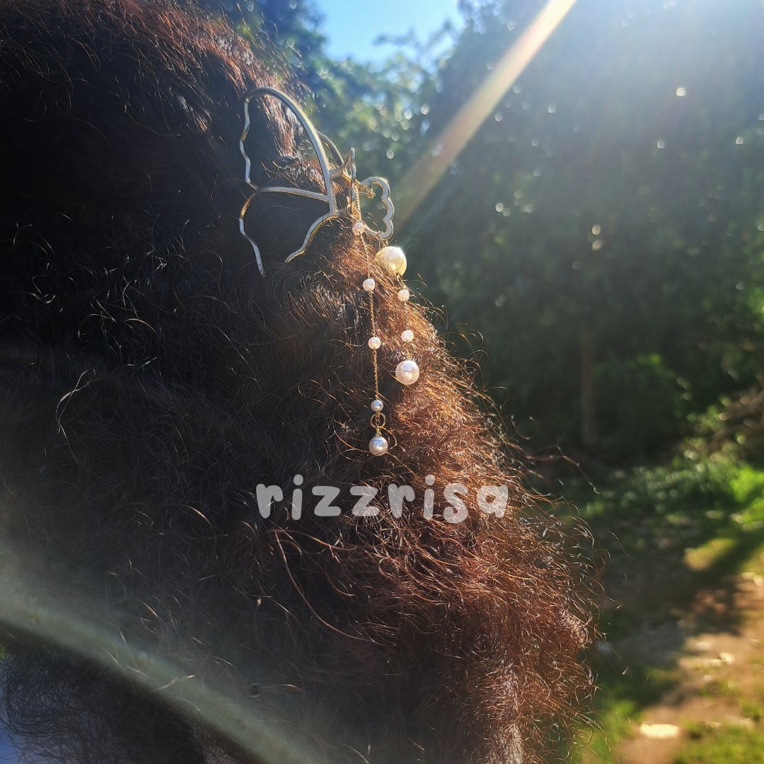 risachss's tweet image. JEPITAN RAMBUT CANTIKK ARGHH 🥹✨️
Jujur ini gk bisa dipakai kek jedai kuat nahan semua rambut, apalagi rambutku keriting kan yaa 😆 tp cocok jd jepitan aksesoris rambut, cantik banget 🫠🫶🏼

Jedai butterfly mutiara 🦋
📎 shope.ee/602SzzFxku  

#RisaReview #RekomendasiRisa