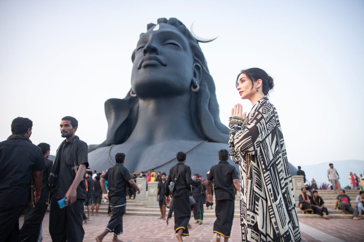 ToouringTalkies's tweet photo. Team MISSION Chapter-1 in front of ADIYOGI at the Isha Yoga Centre, Coimbatore yesterday, ahead of the film's release! 🤗✨
#MissionChapter1 in cinemas near you FROM TODAY!
#MissionChapter1InCinemasNow #MissionChapter1FromJan12 @arunvijayno1 @gvprakash @iamAmyJackson https://t.co/e94mb0EjJK
