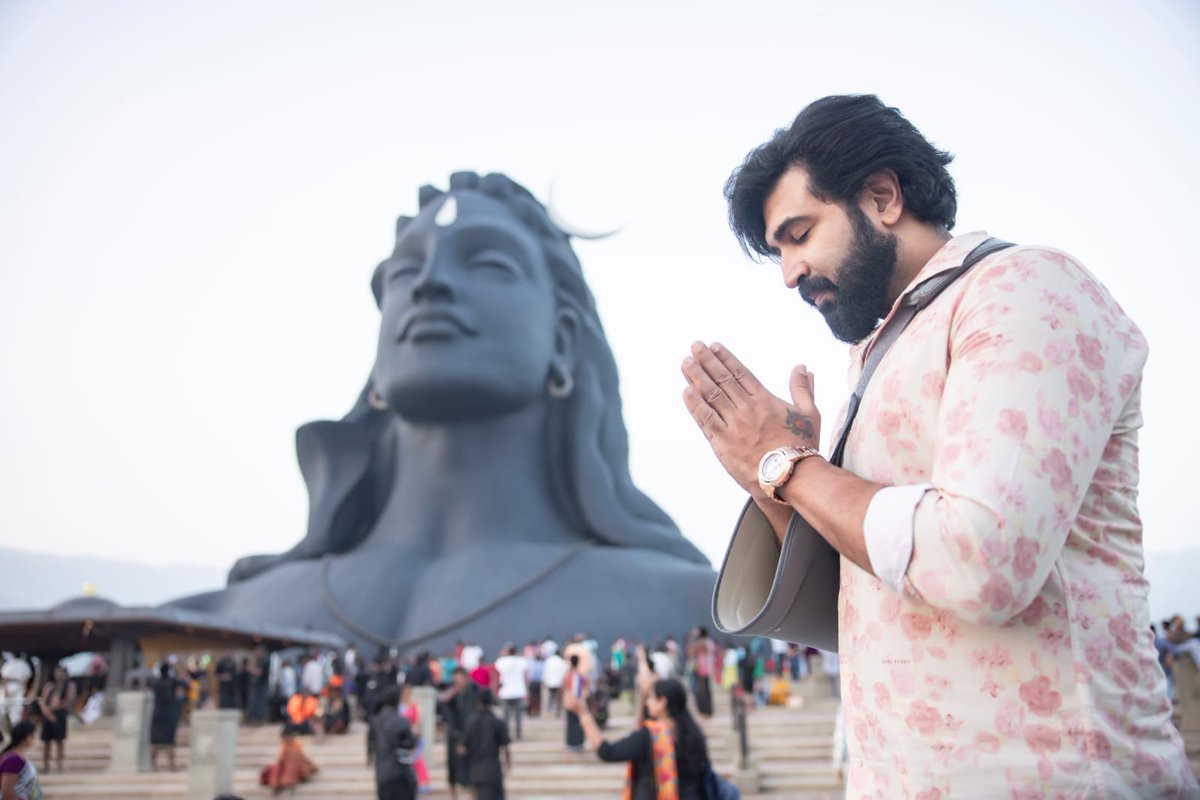 ToouringTalkies's tweet photo. Team MISSION Chapter-1 in front of ADIYOGI at the Isha Yoga Centre, Coimbatore yesterday, ahead of the film's release! 🤗✨
#MissionChapter1 in cinemas near you FROM TODAY!
#MissionChapter1InCinemasNow #MissionChapter1FromJan12 @arunvijayno1 @gvprakash @iamAmyJackson https://t.co/e94mb0EjJK