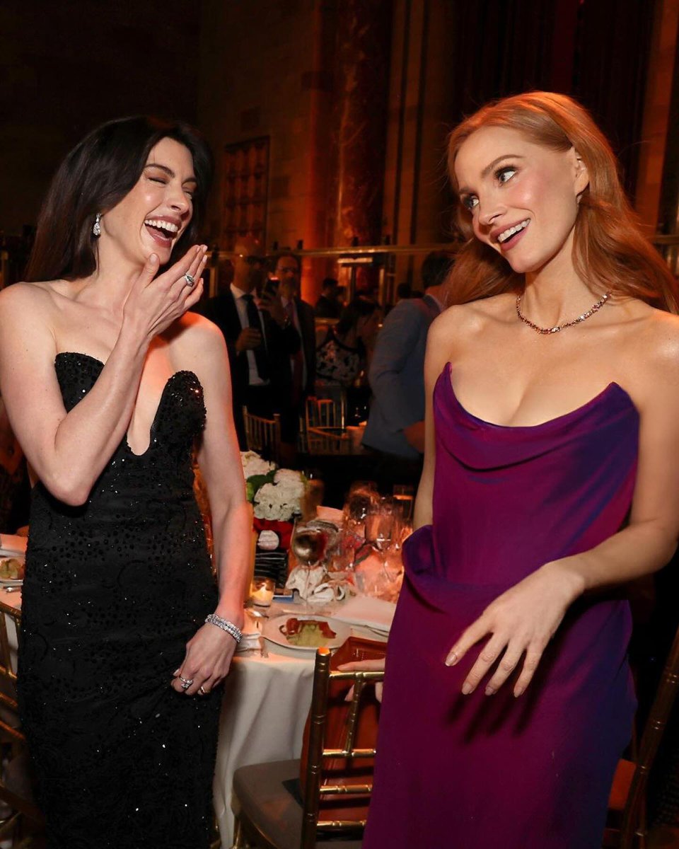 lnfosSeriesFR's tweet photo. #PHOTOS Jessica Chastain et Anne Hathaway au National Board Of Review 2024 Awards Gala https://t.co/sCVDgLWmQp