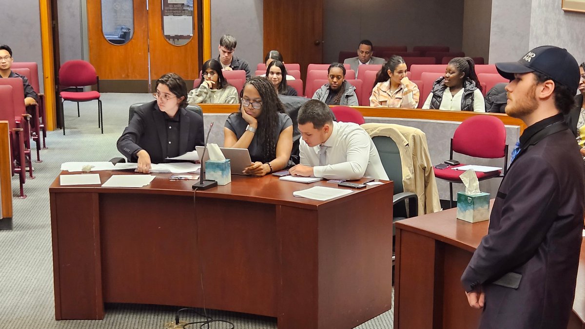 LowerthebarPols's tweet photo. The prosecutors worked diligently to make their case regarding searches &amp; seizures, narcotics, &amp; a hot pursuit situation. Meanwhile, the @montgomerycoll Supreme Court continued to hammer away with questions! https://t.co/eKnyE1674X