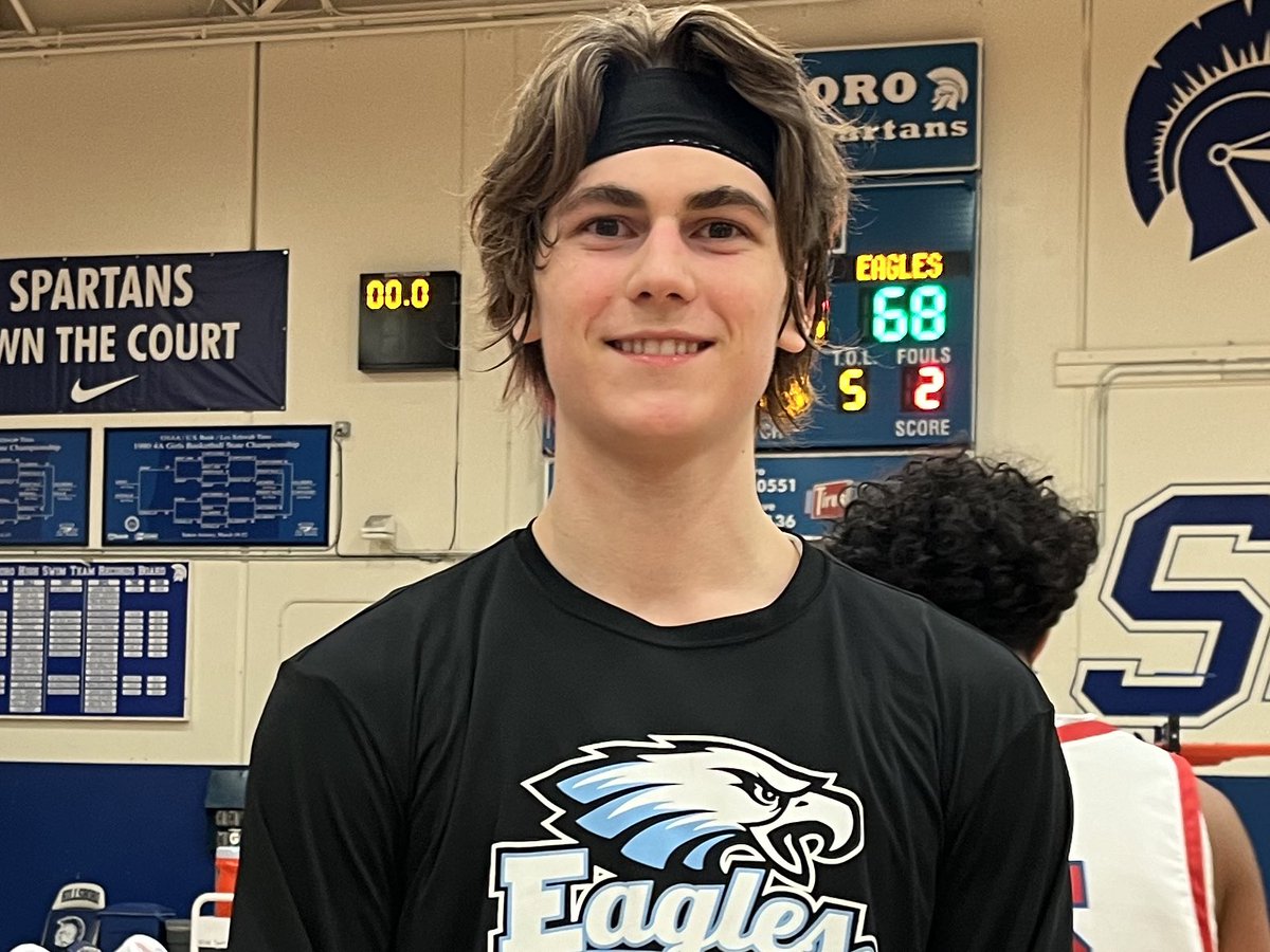 PrepHoopsOR's tweet photo. Strong is a great word to describe @AhshuaNeal. The @Eagles_Hoops_OR junior forward uses his muscular frame to compete down low for scores and rebounds, yet has the skill to step outside and knock down open jumpers. Double double with 12 points and 10 boards in the W. https://t.co/Bn2vgEmJ29