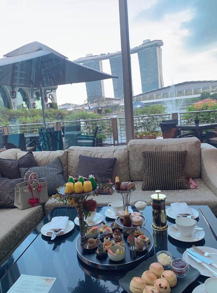 I really like this place. I have afternoon tea with my best friends, drinking coffee, chatting about the present and the future. It’s very good.