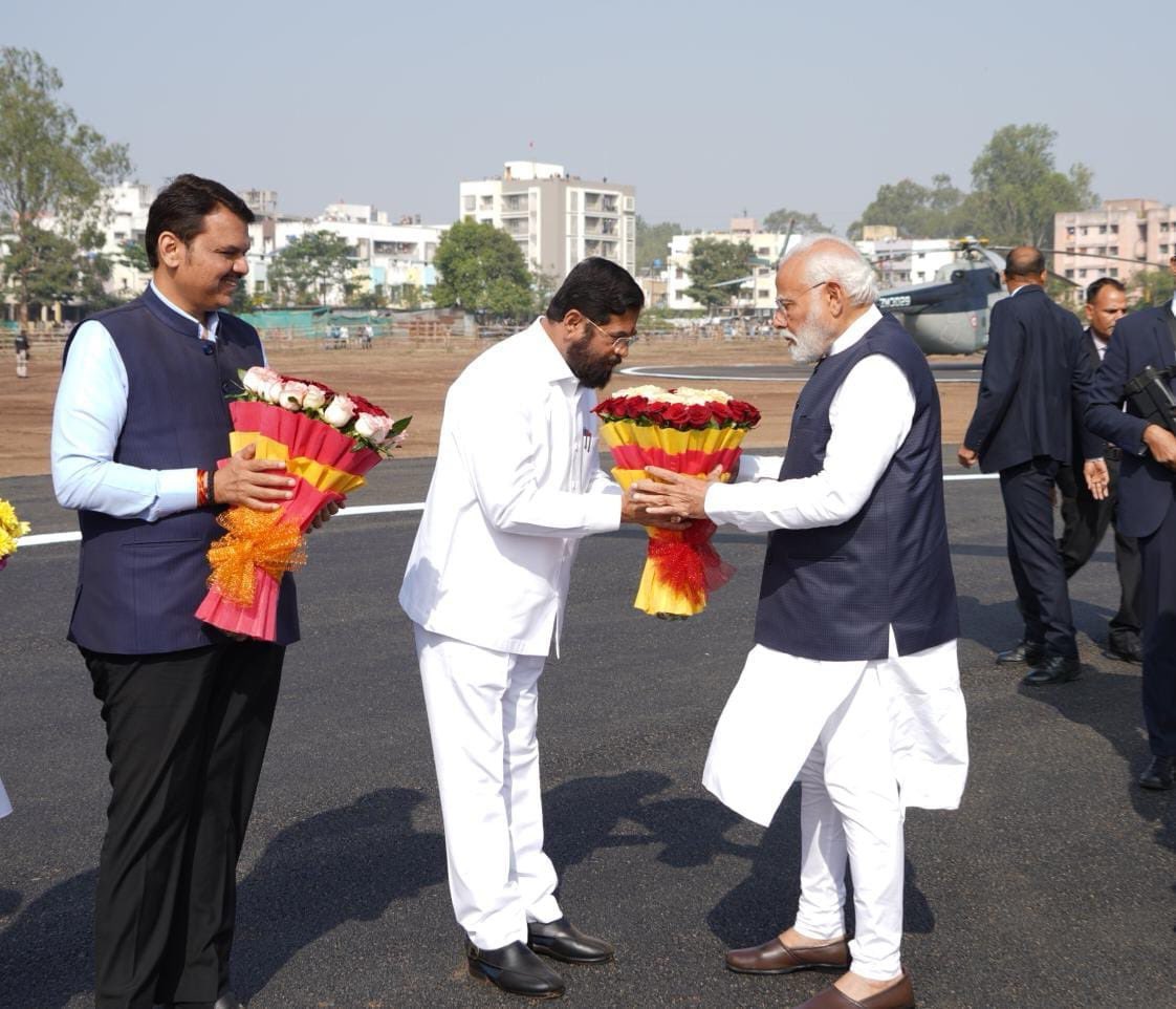 mieknathshinde's tweet photo. २७ व्या राष्ट्रीय युवा महोत्सव आणि मुंबईतील अटल सेतूच्या उद्घाटनासाठी महाराष्ट्र दौऱ्यावर आलेले देशाचे माननीय पंतप्रधान @narendramodi यांचे निलगिरी बाग हेलिपॅडवर आगमन झाले. यावेळी पुष्पगुच्छ देऊन त्यांचे स्वागत केले. 

यावेळी उपमुख्यमंत्री देवेंद्र फडणवीस आणि उपमुख्यमंत्री अजितदादा पवार तसेच प्रशासकीय अधिकारी उपस्थित होते.

#Nashik 
@Dev_Fadnavis @AjitPawarSpeaks