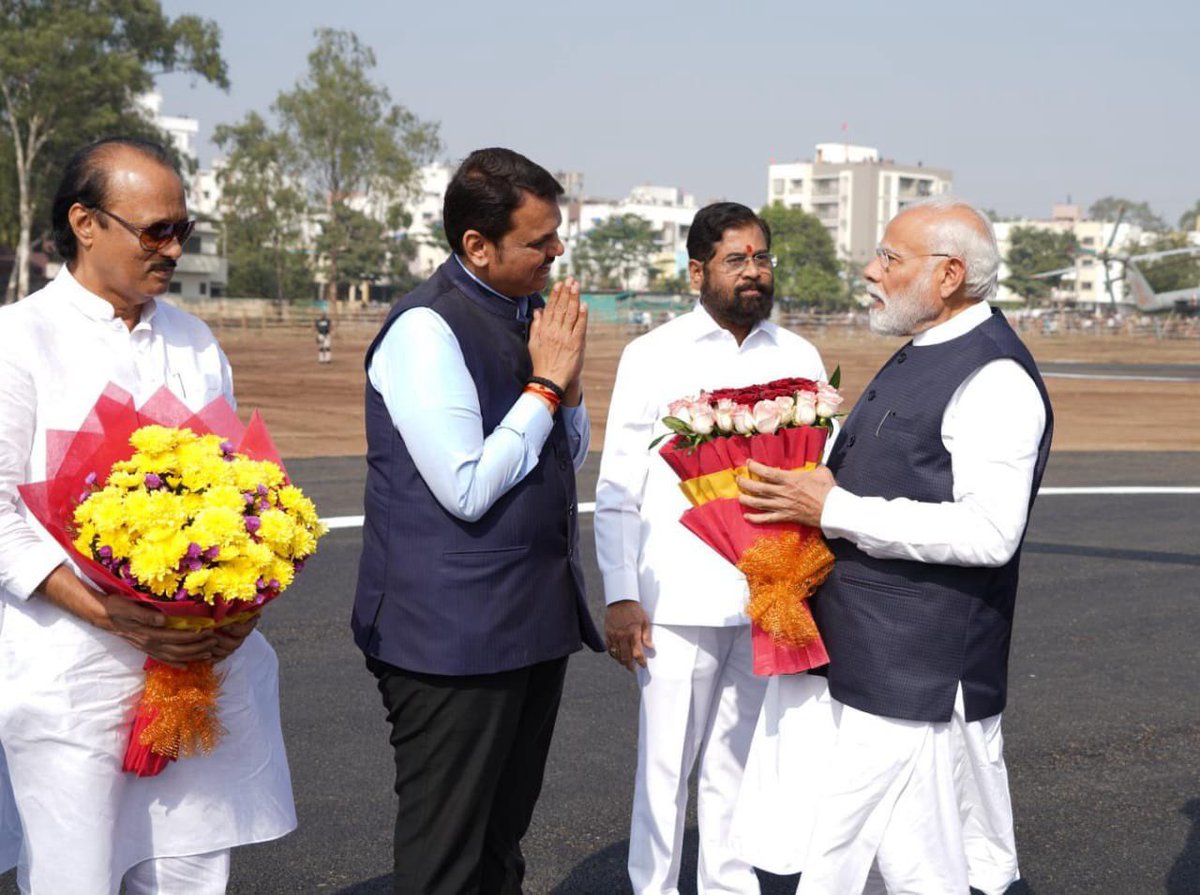 mieknathshinde's tweet photo. २७ व्या राष्ट्रीय युवा महोत्सव आणि मुंबईतील अटल सेतूच्या उद्घाटनासाठी महाराष्ट्र दौऱ्यावर आलेले देशाचे माननीय पंतप्रधान @narendramodi यांचे निलगिरी बाग हेलिपॅडवर आगमन झाले. यावेळी पुष्पगुच्छ देऊन त्यांचे स्वागत केले. 

यावेळी उपमुख्यमंत्री देवेंद्र फडणवीस आणि उपमुख्यमंत्री अजितदादा पवार तसेच प्रशासकीय अधिकारी उपस्थित होते.

#Nashik 
@Dev_Fadnavis @AjitPawarSpeaks