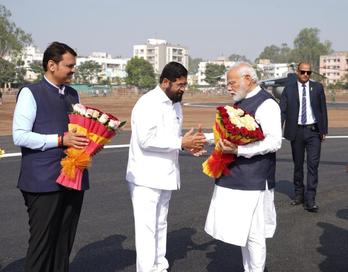 mieknathshinde's tweet photo. २७ व्या राष्ट्रीय युवा महोत्सव आणि मुंबईतील अटल सेतूच्या उद्घाटनासाठी महाराष्ट्र दौऱ्यावर आलेले देशाचे माननीय पंतप्रधान @narendramodi यांचे निलगिरी बाग हेलिपॅडवर आगमन झाले. यावेळी पुष्पगुच्छ देऊन त्यांचे स्वागत केले. 

यावेळी उपमुख्यमंत्री देवेंद्र फडणवीस आणि उपमुख्यमंत्री अजितदादा पवार तसेच प्रशासकीय अधिकारी उपस्थित होते.

#Nashik 
@Dev_Fadnavis @AjitPawarSpeaks