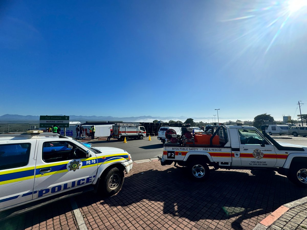 bitou_muni's tweet photo. Motorists are urged to drive with caution on the N2 circle in Plettenberg Bay after a truck overturned. 

Bitou Law enforcement officers and #SAPS are on the scene.

#BitouUpdates https://t.co/Y4ETdm4PLV