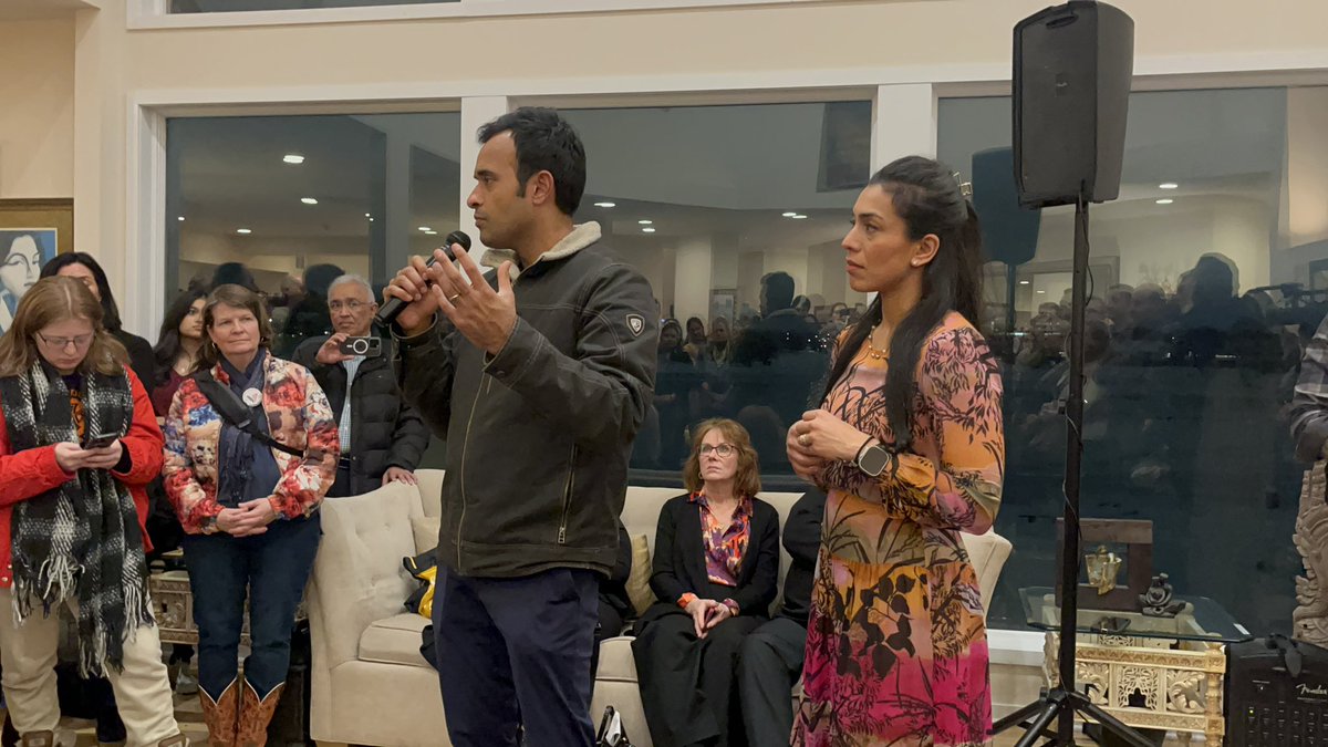 Vivek Ramaswamy hosted a house party in Polk County, Iowa tonight ahead of the upcoming caucuses. 

Photo Credit: Sofia Mendes (<a href="/ssofia_mendes/">Sofia Mendes</a>)

#Iowa #IowaCaucuses #Vivek2024 #Election2024