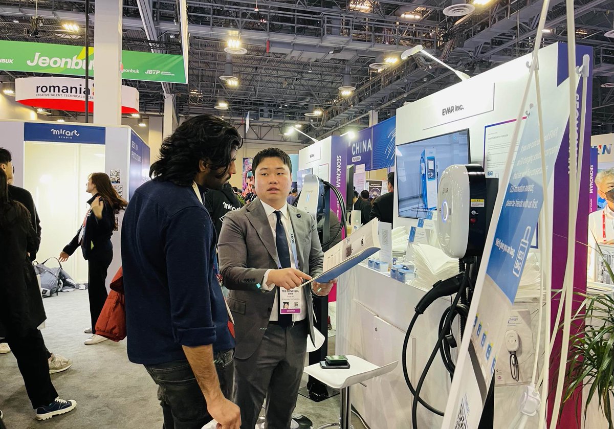 EvarPress's tweet photo. At CES 2024, Shin Dong-yeol, head of overseas sales, is responding to visitors interested in EVAR. Please look forward to EVAR's business performance in overseas. #CES #CES2024 #overseas #EVAR #evcharger #ev #evcharging https://t.co/V7N4li5n6w