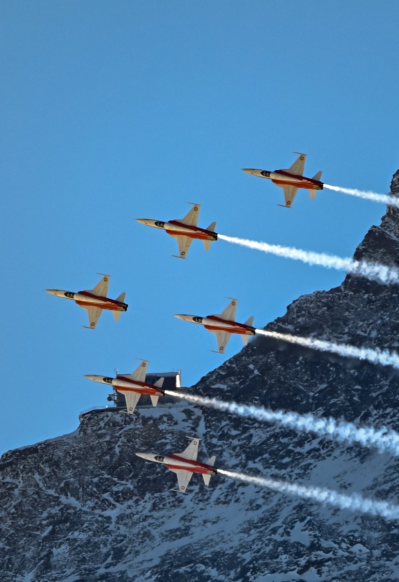WengenSwiss's tweet photo. Today's airshow by Patrouille Suisse just before the start of the Super-G.
#wengen #lauberhornrennen https://t.co/Wz87zBlYPz