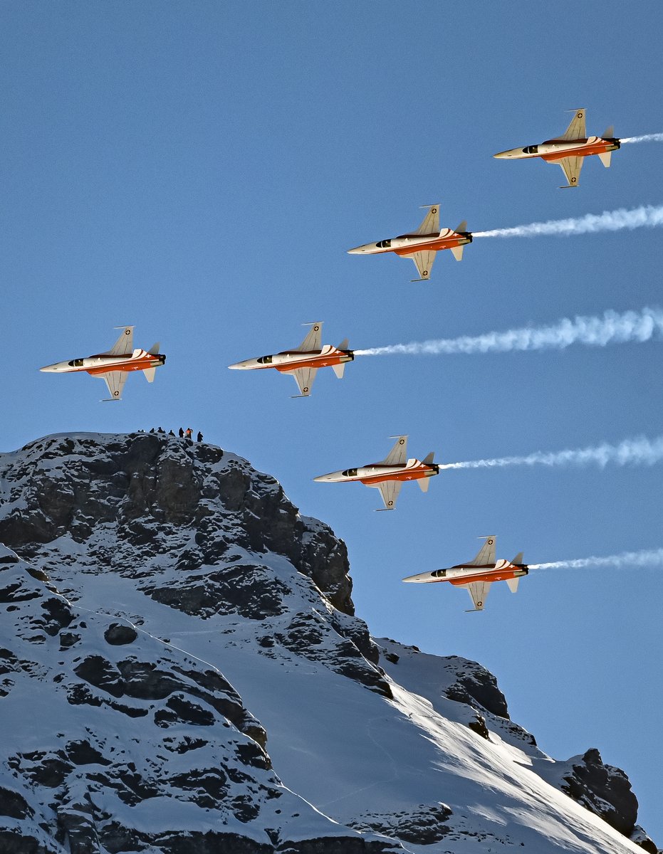 WengenSwiss's tweet photo. Today's airshow by Patrouille Suisse just before the start of the Super-G.
#wengen #lauberhornrennen https://t.co/Wz87zBlYPz