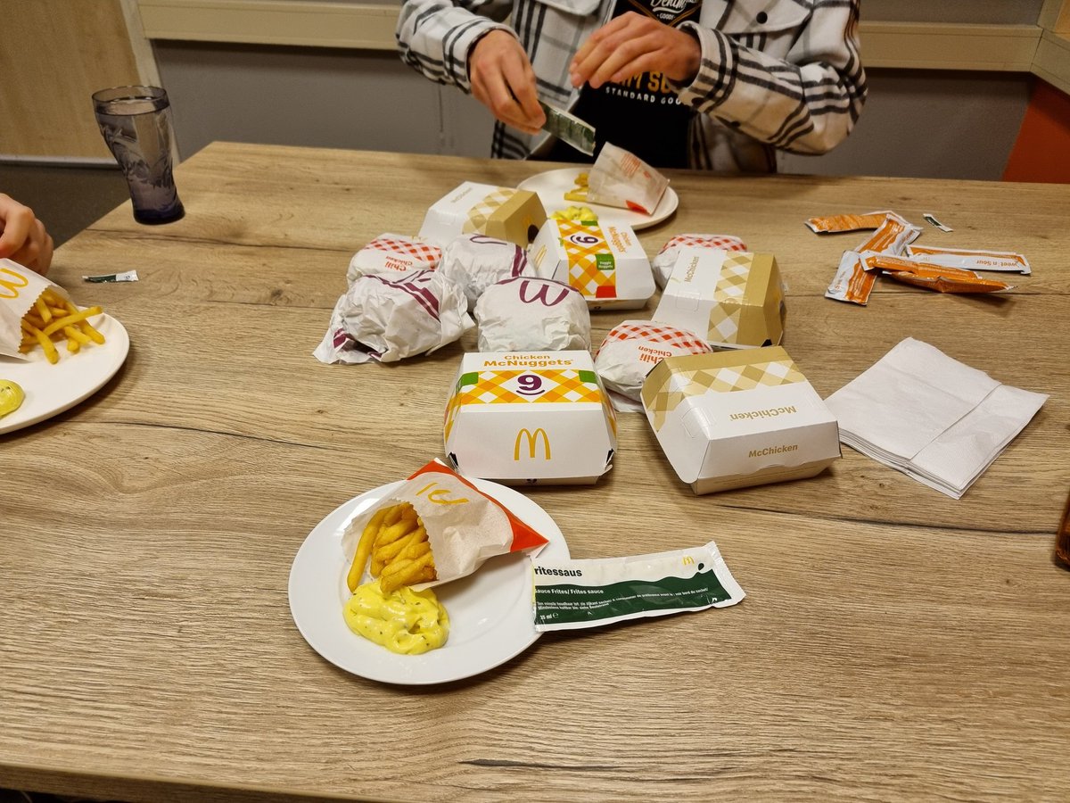 schinrah's tweet photo. Haal je godverdomme voor dik 50,- aan #McDonalds "vergeten" ze een deel van de bestelling. Dat doen ze echt altijd bij de Mc, in elk geval die van Harderwijk. En ze kunnen die burgers ook echt niet fatsoenlijk in elkaar zetten. Wat een prutsers!@McDonald's https://t.co/YOTBSvmE9U
