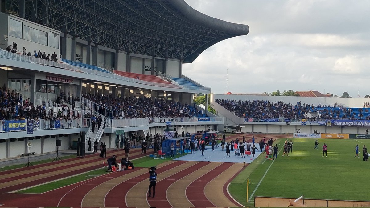 StadionTribune's tweet photo. Jumat, 12 Januari 2024
Laga 12 besar liga 2 2023/2024 antara PSIM JOGJA vs PSMS MEDAN
PSIM JOGJA Menang tipis atas tamunya
PSIM JOGJA 2-1 PSMS MEDAN
#psimjogja #psmsmedan #brajamusti #themaident https://t.co/btbBakqimK