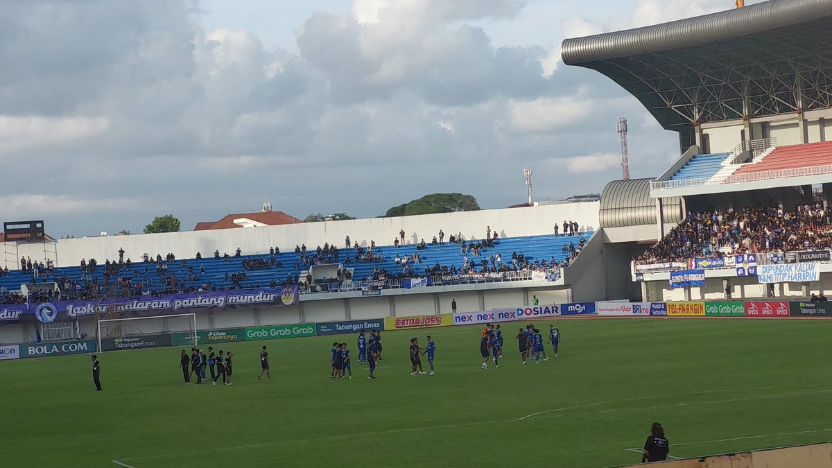 StadionTribune's tweet photo. Jumat, 12 Januari 2024
Laga 12 besar liga 2 2023/2024 antara PSIM JOGJA vs PSMS MEDAN
PSIM JOGJA Menang tipis atas tamunya
PSIM JOGJA 2-1 PSMS MEDAN
#psimjogja #psmsmedan #brajamusti #themaident https://t.co/btbBakqimK