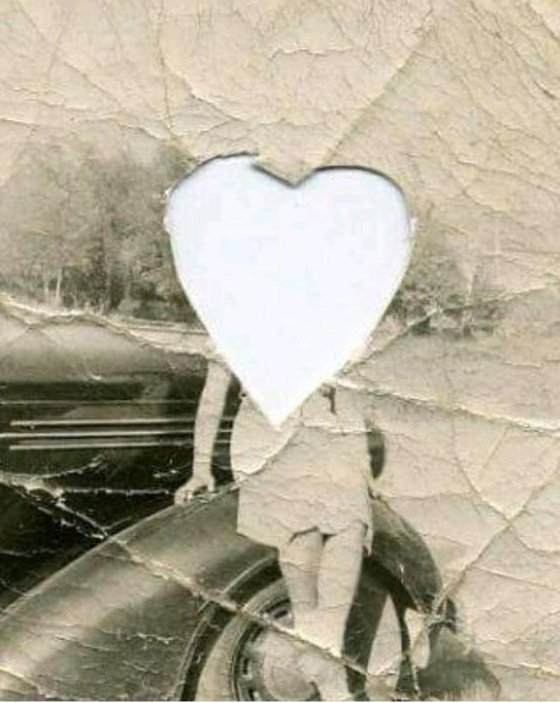 lovedropx's tweet photo. She's in someone's locket https://t.co/QloyT32VqI