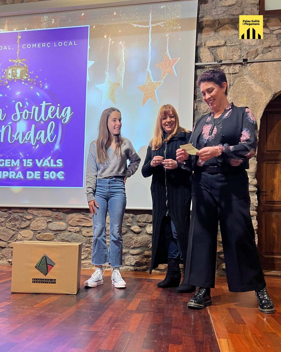 ERCPalau's tweet photo. 👏 𝐄𝐧𝐡𝐨𝐫𝐚𝐛𝐨𝐧𝐚!
Ahir es va fer l'entrega dels premis als guanyadors del Concurs d'aparadors de Nadal 2023!
🏆 Premi del Jurat: L' Atelier Montse Flower
🏆 Premi Popular: Centre de dia Els Meus Avis
Gràcies a tots els participants per fer de Palau un #PobleViu!🙌 https://t.co/dvaPzYW161
