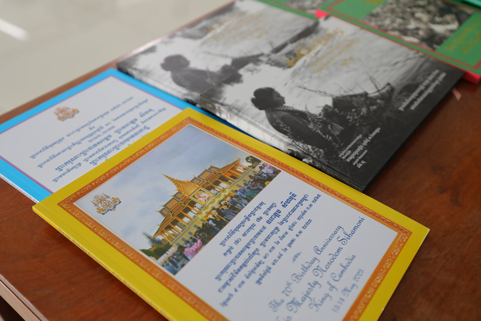 phnompenhpost's tweet photo. Her Majesty Queen Mother Norodom Monineath Sihanouk generously presented10 historically significant books to The Phnom Penh Poston January 11, 2024.
https://t.co/GG7T4uoKoT https://t.co/OXTiF0lyQJ