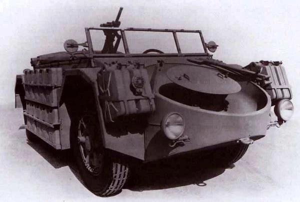 TRUFAULT's tweet photo. Un #AS42 sin su rueda de repuesto y con el soporte para rifle Solothurn Anti-Tank, https://t.co/wwrqo4xA3B