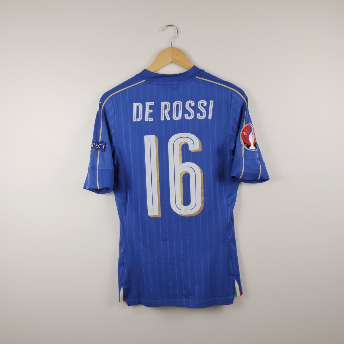 ClassicDiez's tweet photo. For sale: 
Italy 2016 Home
Player Version
De Rossi
Size Men M
150 AUD

Very good condition
Located in Kew East
Happy to send more photos 
Shipping Worldwide available 

Check more football shirts for sell
Web: https://t.co/krtdfbRIeC
EBay: https://t.co/qbUYYMrfMq https://t.co/5U9xd0cg0I