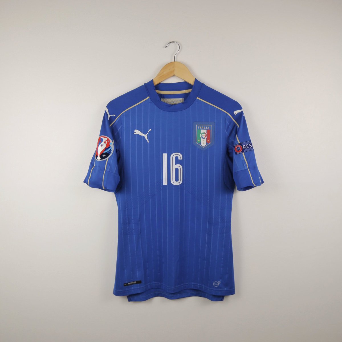 ClassicDiez's tweet photo. For sale: 
Italy 2016 Home
Player Version
De Rossi
Size Men M
150 AUD

Very good condition
Located in Kew East
Happy to send more photos 
Shipping Worldwide available 

Check more football shirts for sell
Web: https://t.co/krtdfbRIeC
EBay: https://t.co/qbUYYMrfMq https://t.co/5U9xd0cg0I