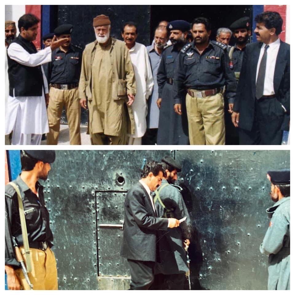 SajidTareen4's tweet image. نواب خیربخش مری کی ضمانت کےموقع پر جیل کےباہر نواب مری کےساتھُ سرداراخترجان،ساجدترین ایڈووکیٹ کی تصاویر
مجھےنواب مری کاوکیل بننے کاموقع ملاجب بلوچستان میں کوئی بلوچ،پشتون انکامقدمہ لڑنا نہیں چاہتا تھااس وقت اکثریت سینئر وکلاءنےمیرا بائیکاٹ کیا۔لیکن ثابت ہواکہ میں صحیح راستےپرتھا
